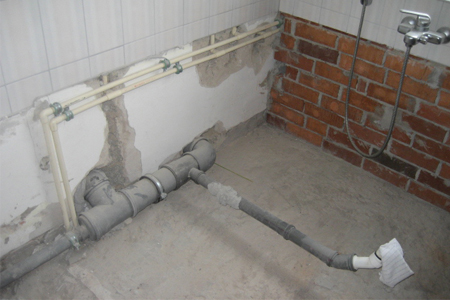 Reparaturen von Leitungen photo