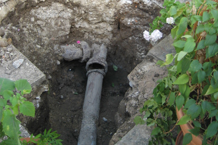 Reparaturen von Leitungen photo